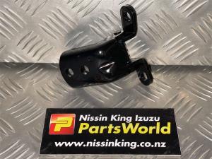Nissan Navara D40 VSK 4WD 2006-04/2010 RF Door Top Hinge